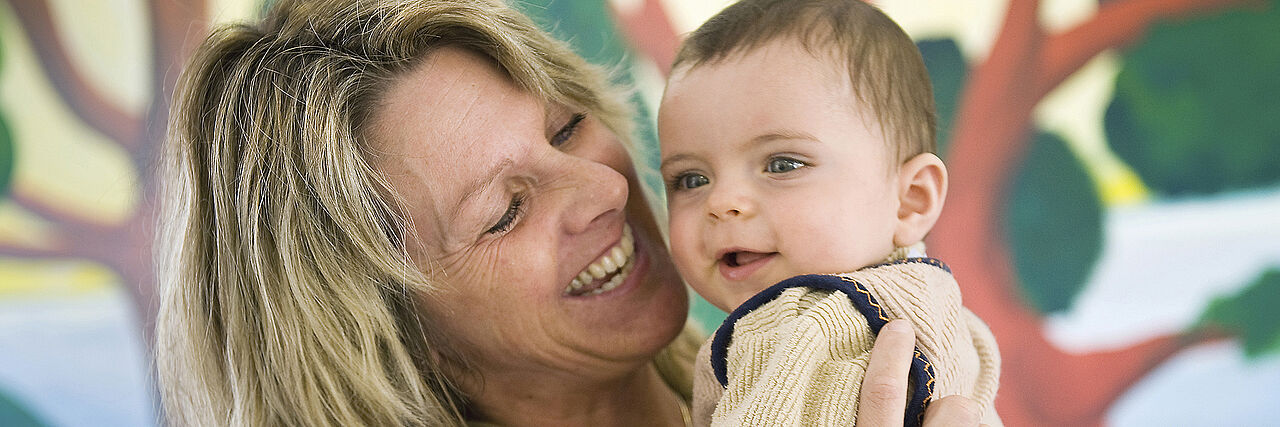 Mutter-Kind-Kuren des DRK. Portrait einer Mutter mit Baby.
